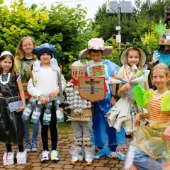 Dzieci w ekologicznych strojach z recyklingu. Inspiracja, jak zrobić strój ekologiczny dla chłopca z butelek i kartonów.