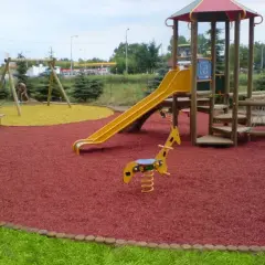 O ile większa jest powierzchnia placu zabaw dla dzieci szkolnych?