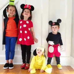 Dzieci w strojach postaci z bajek: Myszka Miki, Minnie, Goofy i piesek. Jak zrobić strój myszki miki?