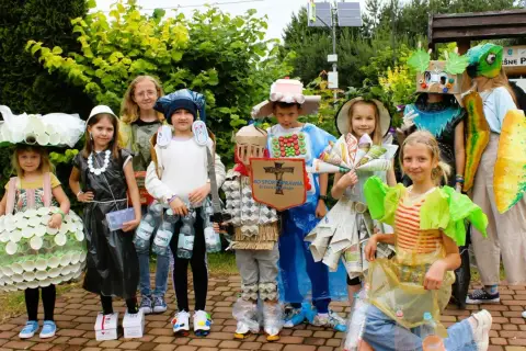Dzieci w ekologicznych strojach z recyklingu. Inspiracja, jak zrobić strój ekologiczny dla chłopca z butelek i kartonów.
