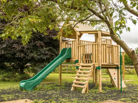 Jak zrobić drewniany plac zabaw - krok po kroku, uniknij błędów
