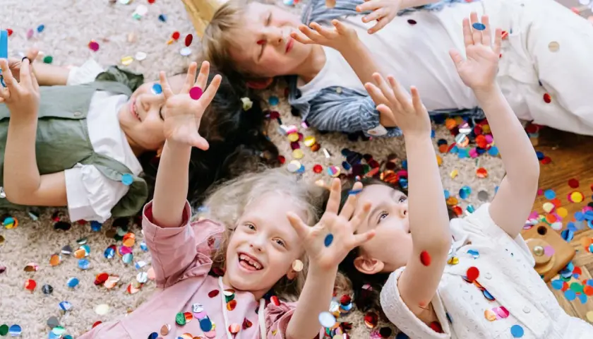 Zabawy integracyjne dla dzieci i rodziców w przedszkolu, które rozwijają empatię