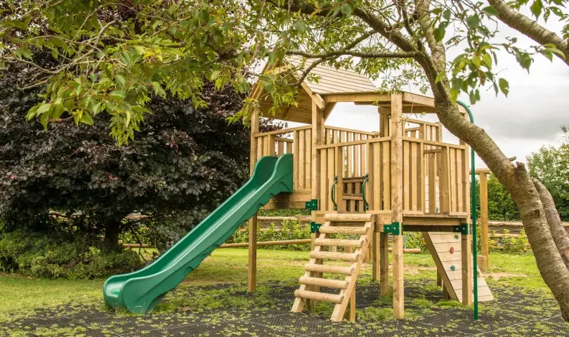 Jak zrobić drewniany plac zabaw - krok po kroku, uniknij błędów