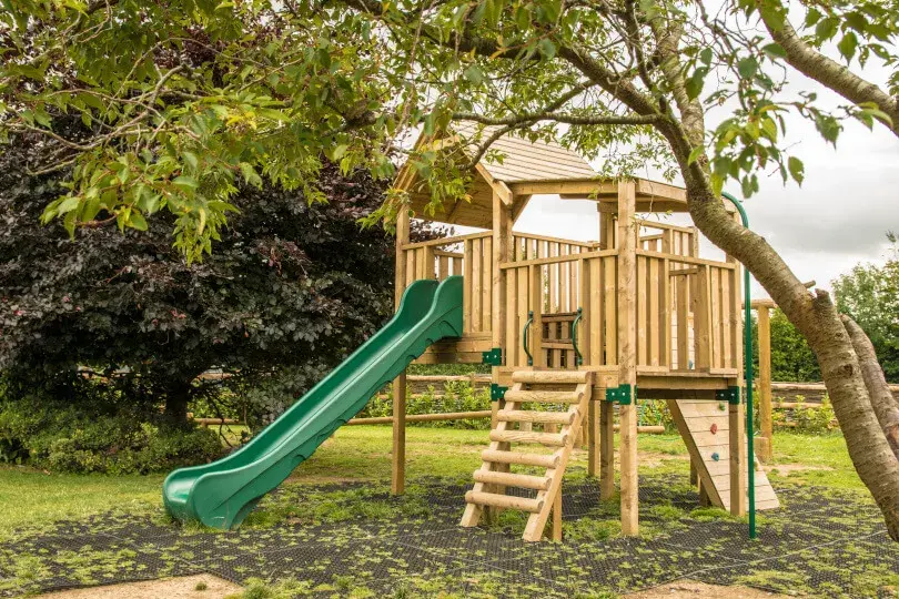 Jak zrobić drewniany plac zabaw - krok po kroku, uniknij błędów
