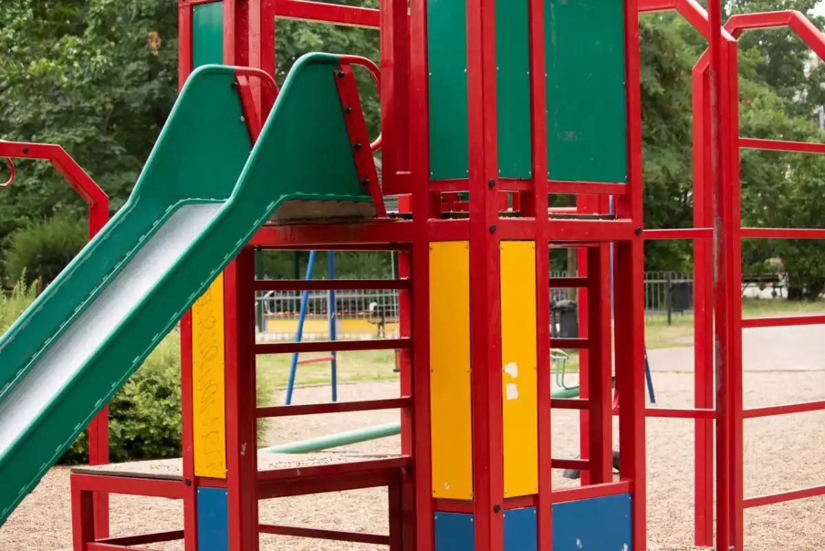 Co znajdziemy na placu zabaw? Przewodnik dla rodziców