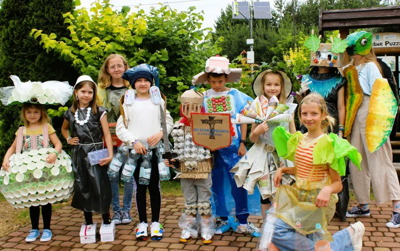 Dzieci w ekologicznych strojach z recyklingu. Inspiracja, jak zrobić strój ekologiczny dla chłopca z butelek i kartonów.