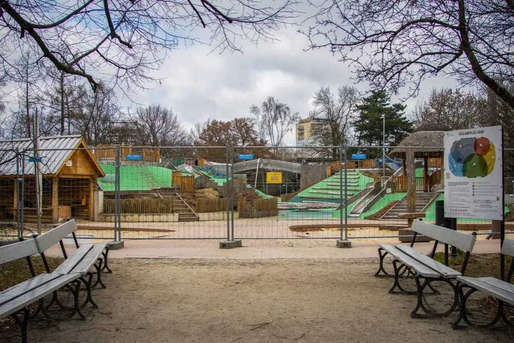 Zdjęcie Czy plac zabaw w parku ujazdowskim jest otwarty? Sprawdź teraz!